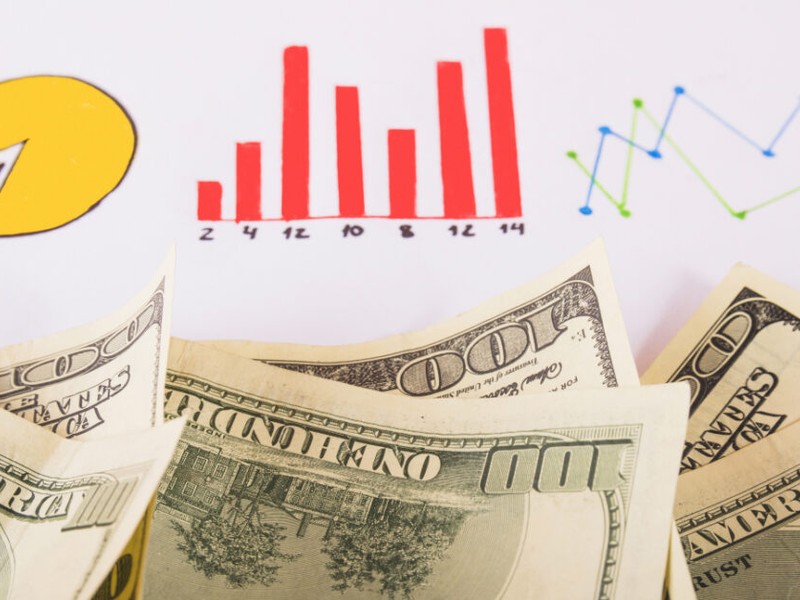 Người chơi đang tập trung chơi Slot và quản lý ngân sách
